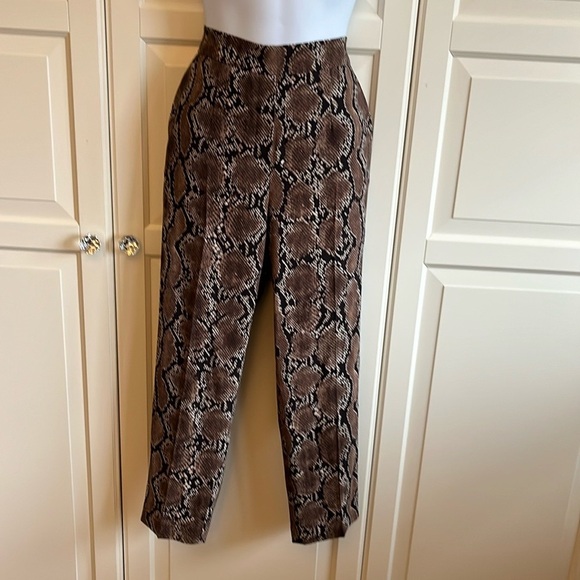 Babaton Atelier Aritzia
Conan Snake
Print Cropped Pull On Pants
Size 10, office - Picture 5 of 12